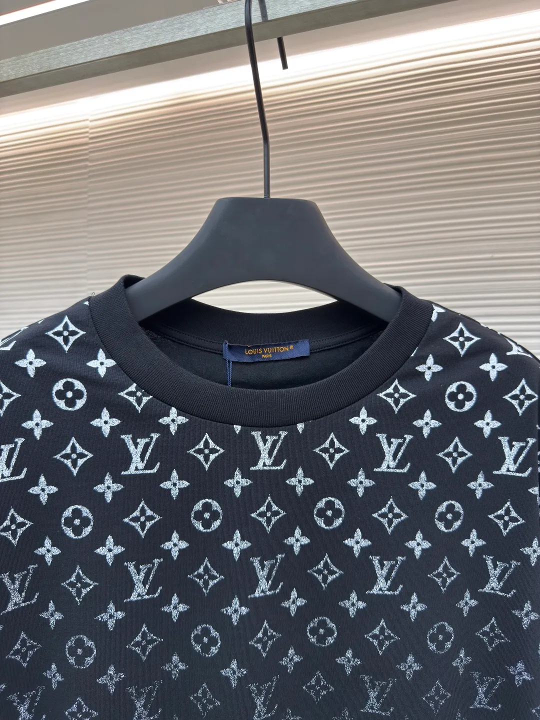 LOUIS VUITTON Gradient presbyopic T-shirt ●Authentic product: Purchased and developed by 8450 ●Item number: 1680207-A10 ●Fabric: refined sulfur cotton fabric ●Technology: printing production ●Version: fitted version ●Weight: about 305 grams ●Size: XS-S-M-L ●Description: The fabric is made of 32s double-ply combed cotton compact siro-spun yarn, matched with 1*1 flat knitted cotton thread. The entire garment's front and rear panels, left and right sleeves, are printed with Kornit white ink digital direct injection. The first draft is made based on the Y-plate scanned pattern, and the clarity of the first draft is corrected by hand to ensure that the printed flower pieces have a gradient and orderly visual effect. The overall wiring is straight and delicate, the fabric is comfortable and soft, and the color is consistent without color difference. It can be matched with the same style to create a fashionable look and control various occasions. Customized accessories, complete with three standards, same style for men and women!
